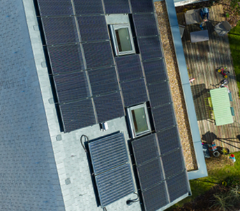 Vue d'en haut de panneaux photovoltaïques sur une toiture