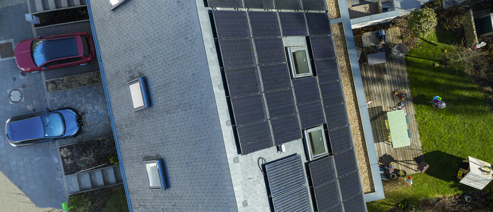 Vue d'en haut de panneaux photovoltaïques sur une toiture.