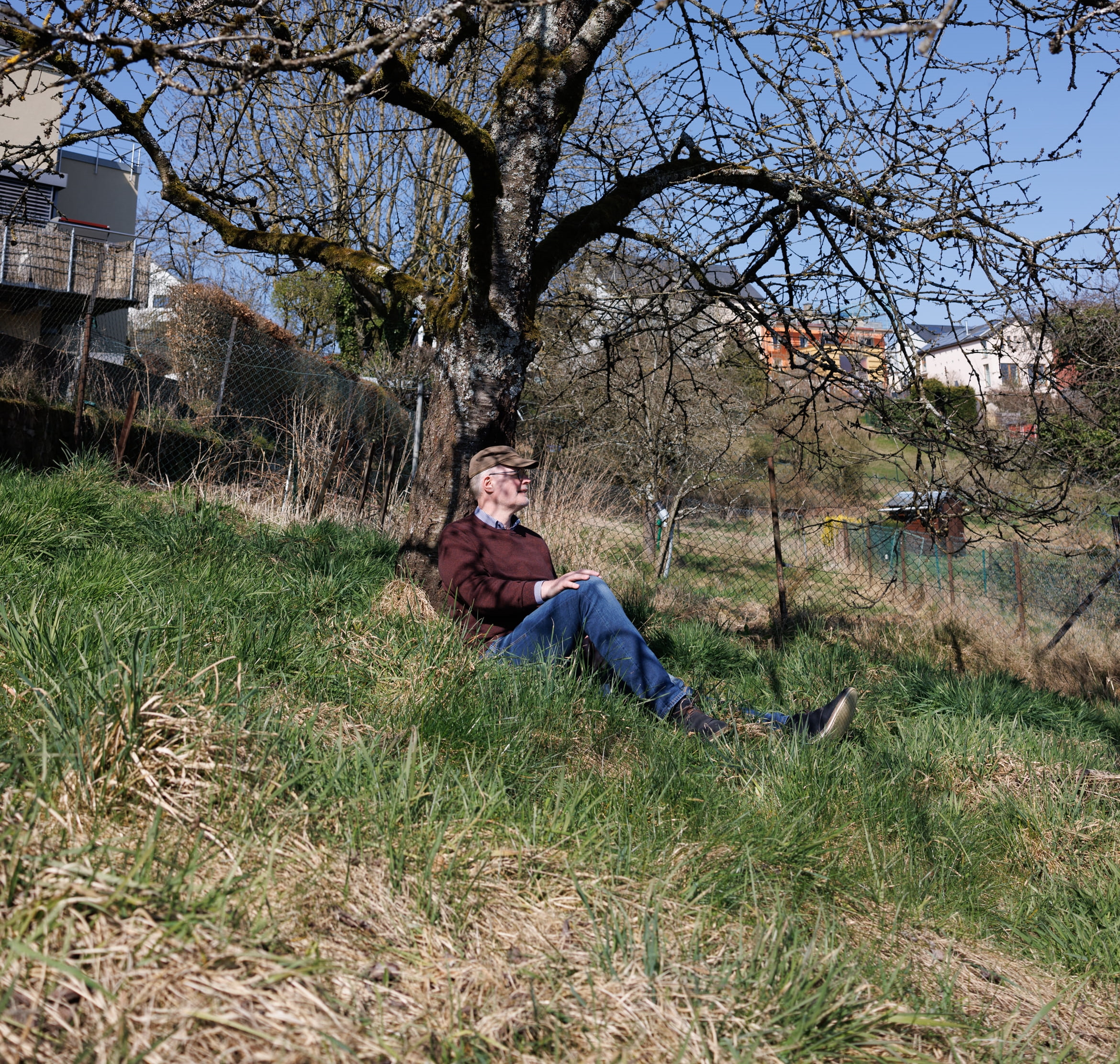 John avec un arbre