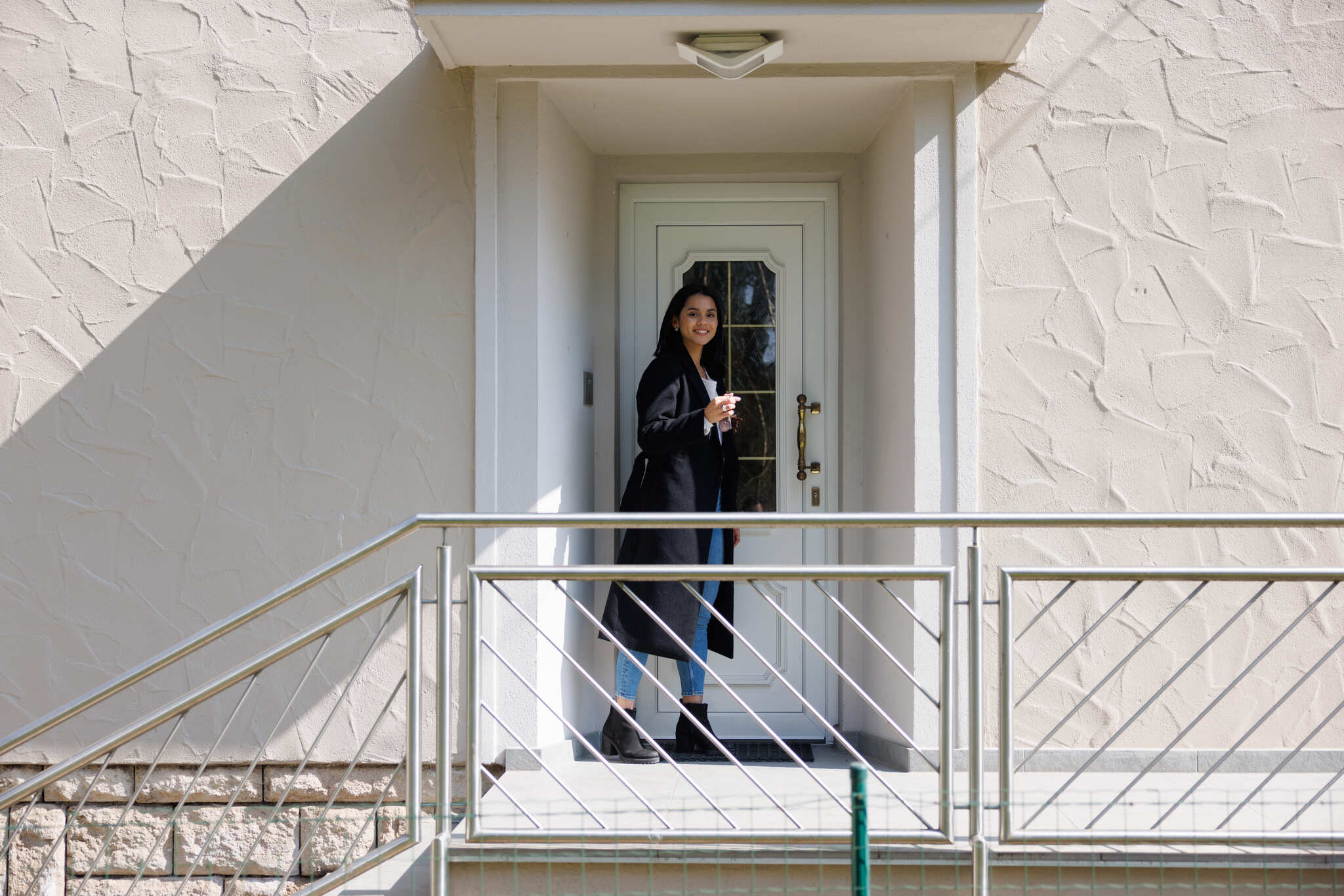 Kimberly devant une porte