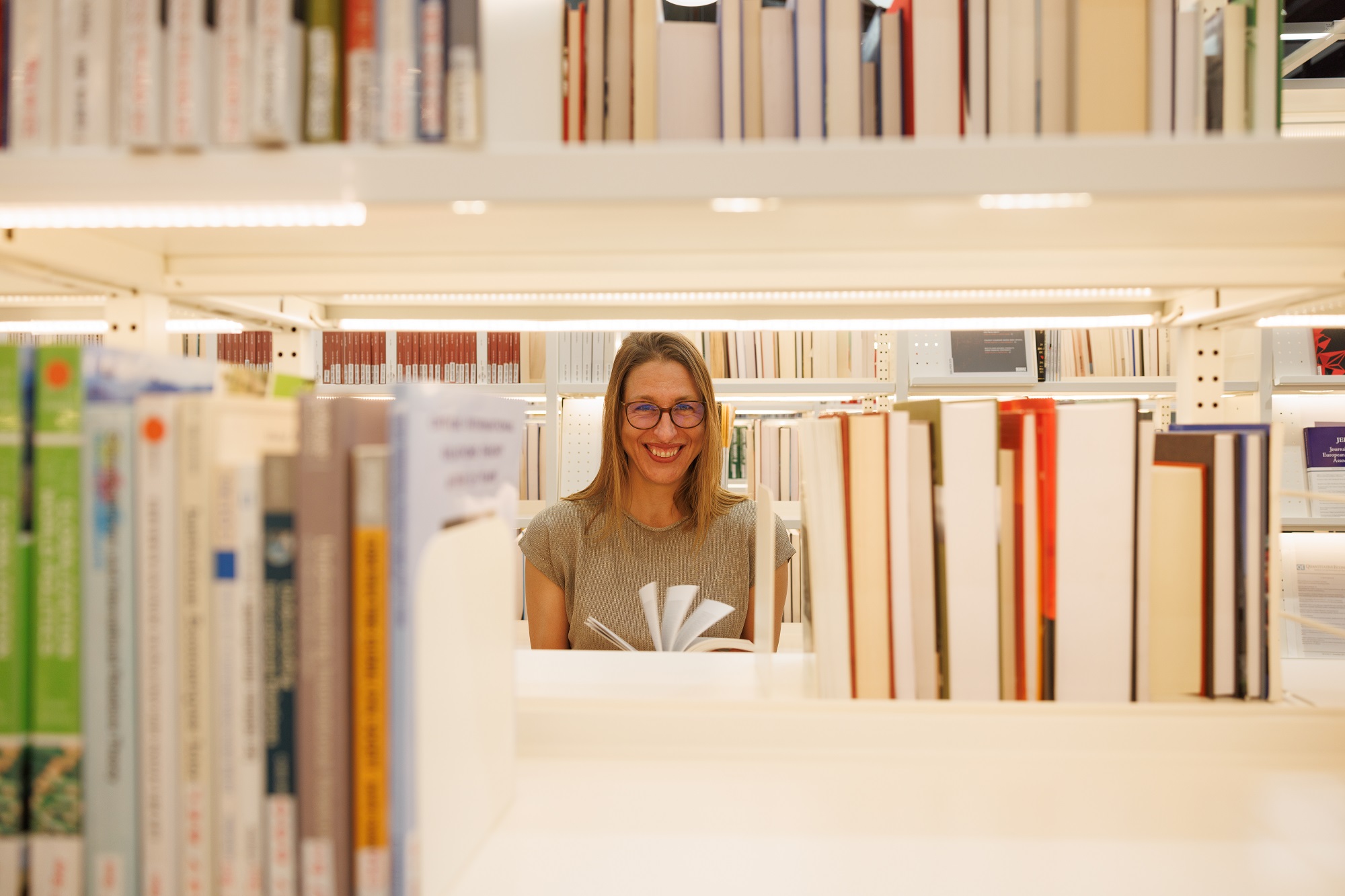 femme librairie sourire