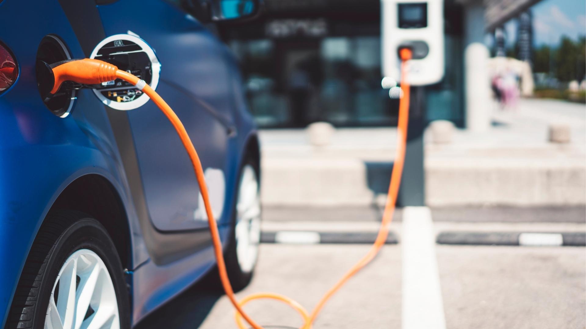 Voiture électrique qui charge