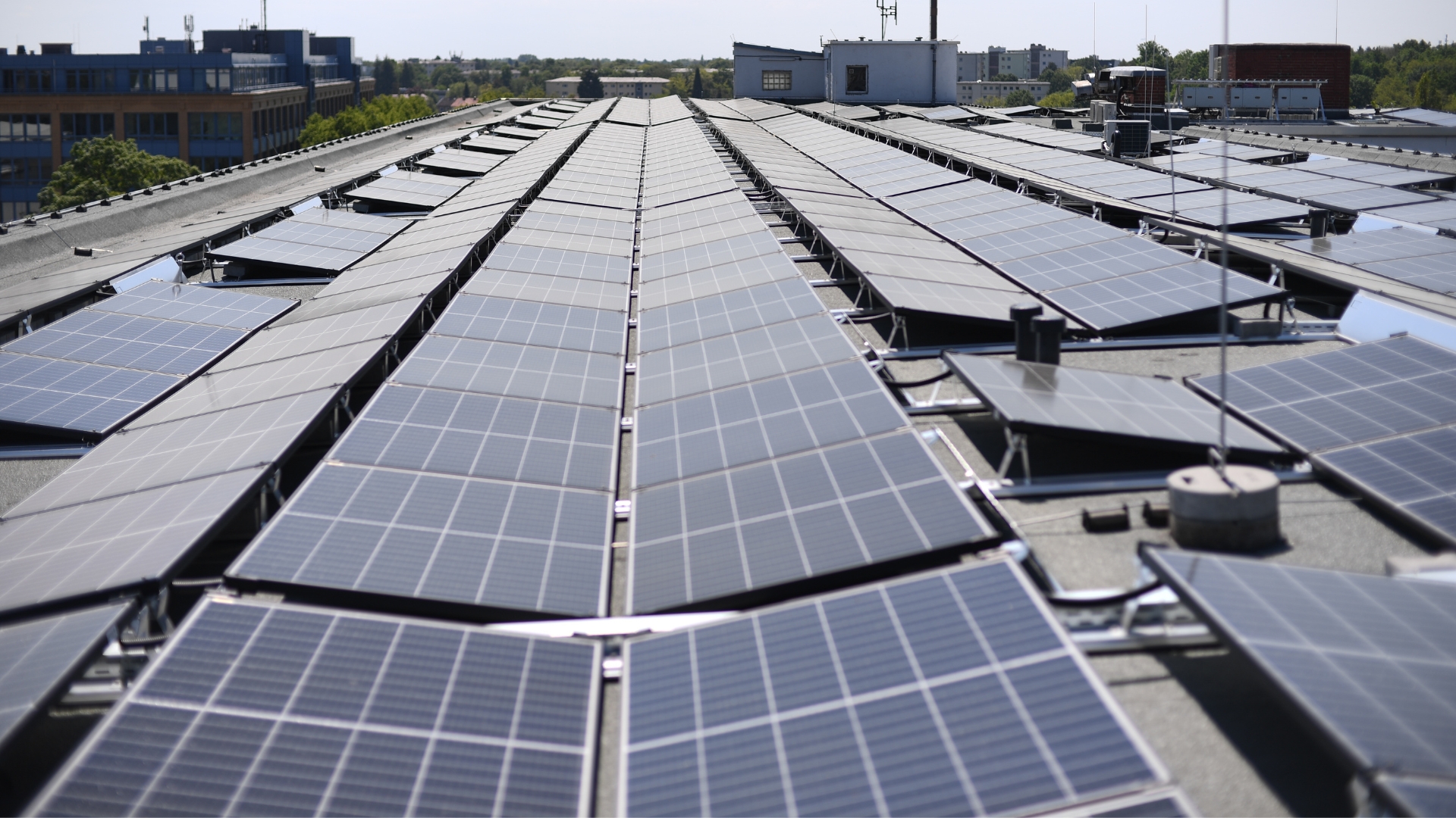 Panneaux solaires sur le toit d'une entreprise