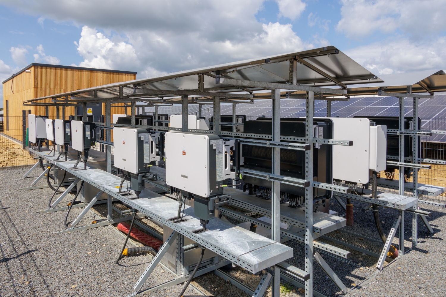 Onduleurs électriques d’une centrale solaire agrivoltaïque.