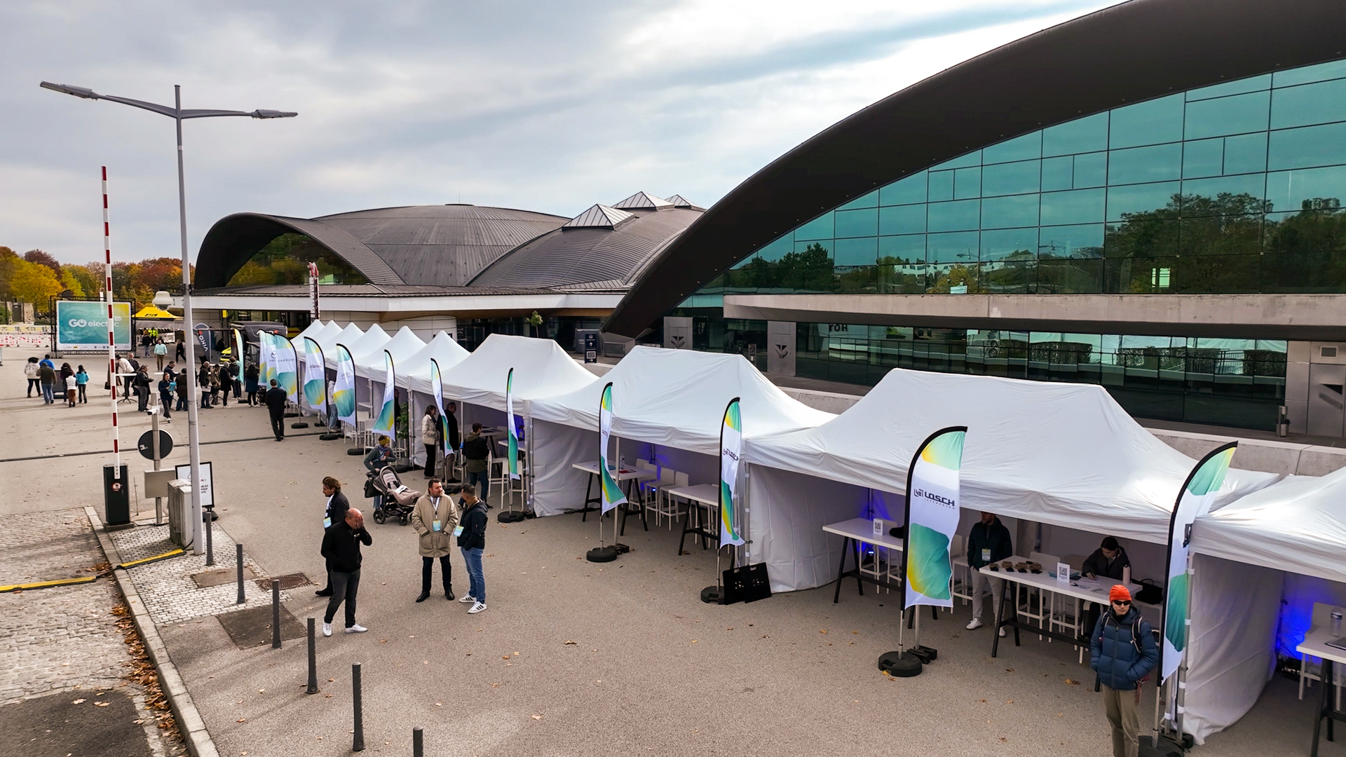 Tentes blanches alignées à l’extérieur de la Coque pour les test drives lors du GO Electric Day.