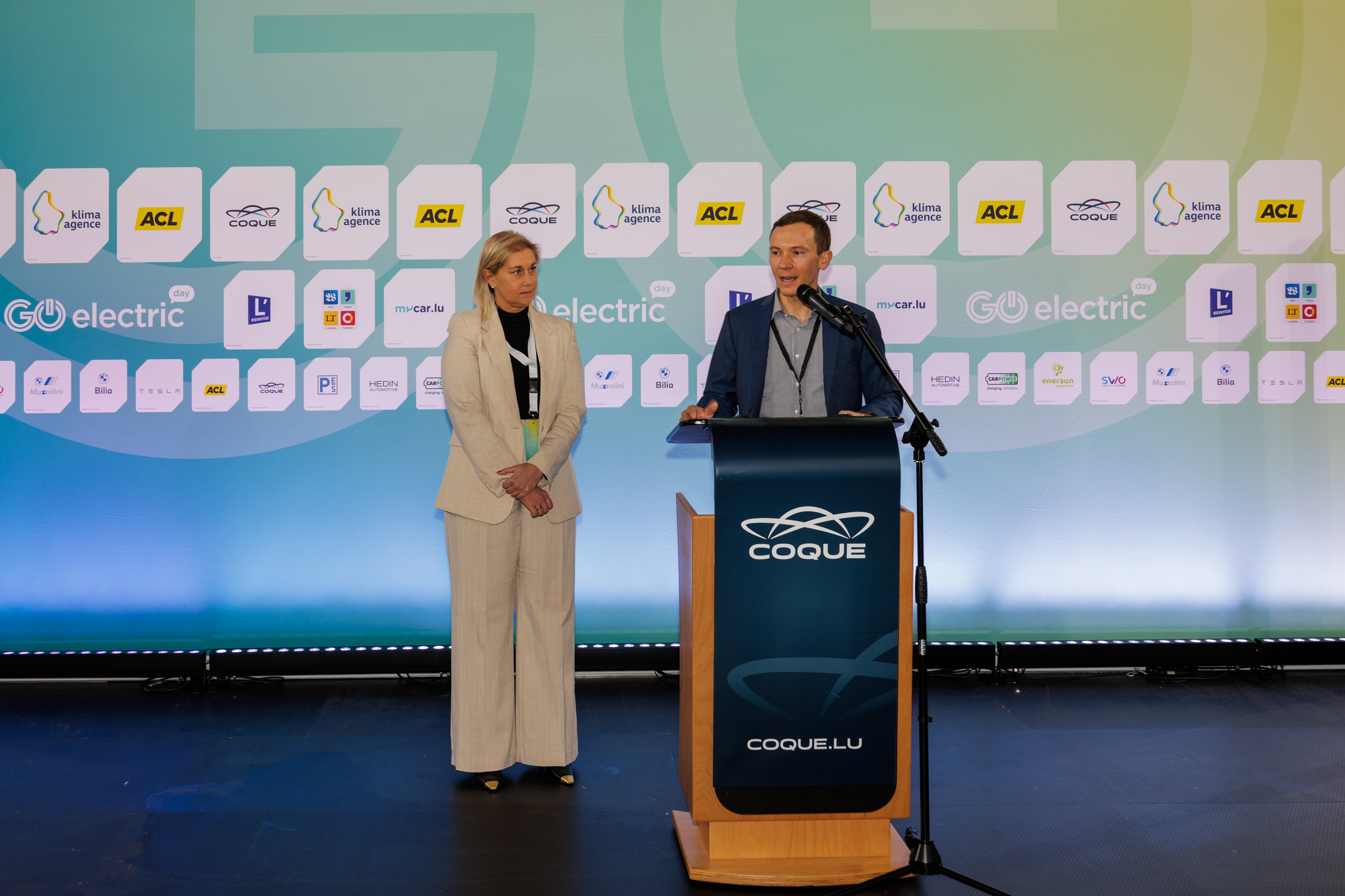 Miriam Eisenmenger (ACL), Fenn Faber (Klima-Agence) prononcent le discours d'ouverture du GO electric day