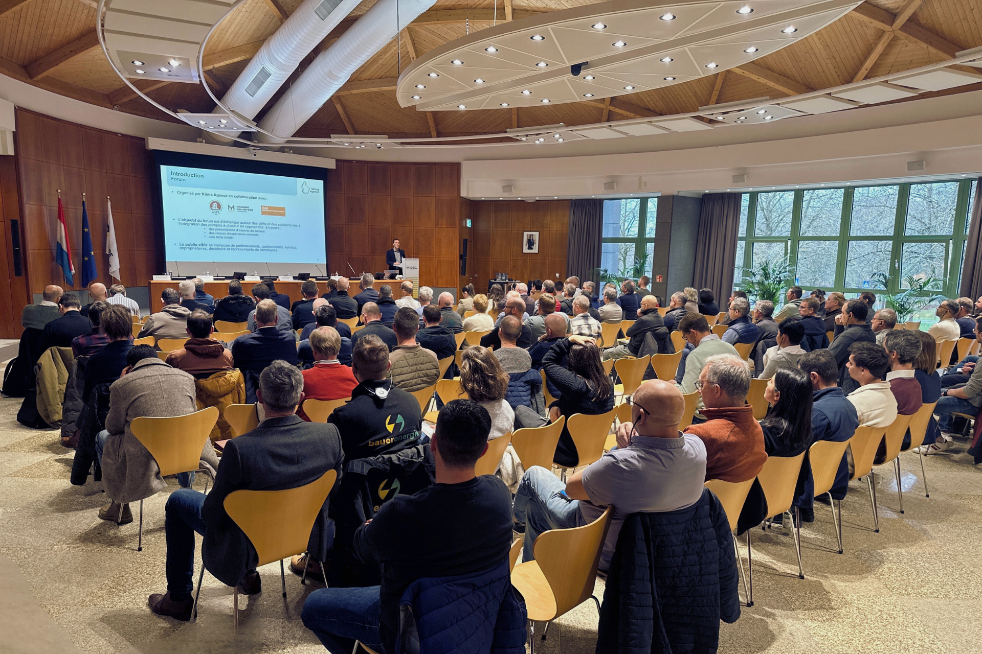 Photo montrant l'ensemble des participants du forum sur les pompes à chaleur