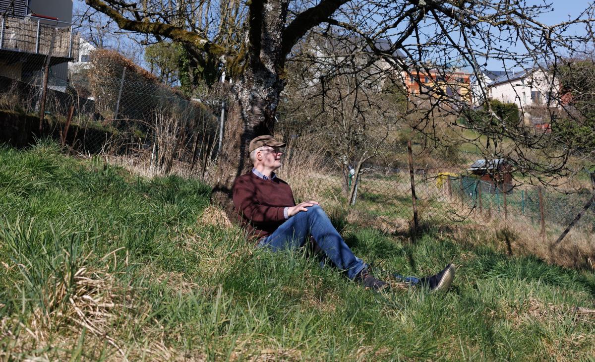 John avec un arbre